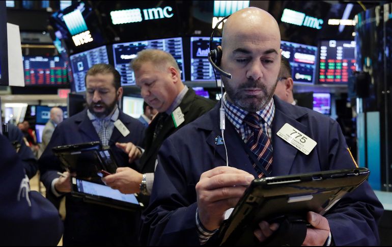 Por su parte, el NYSE Composite retrocede 89.34 puntos (-0.71 por ciento) para colocarse en 12 mil 429.39 unidades. AP / ARCHIVO