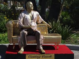 La estatua es colocada temporalmente cerca del lugar donde se entregarán los Premios de la Academia. EFE / E. García