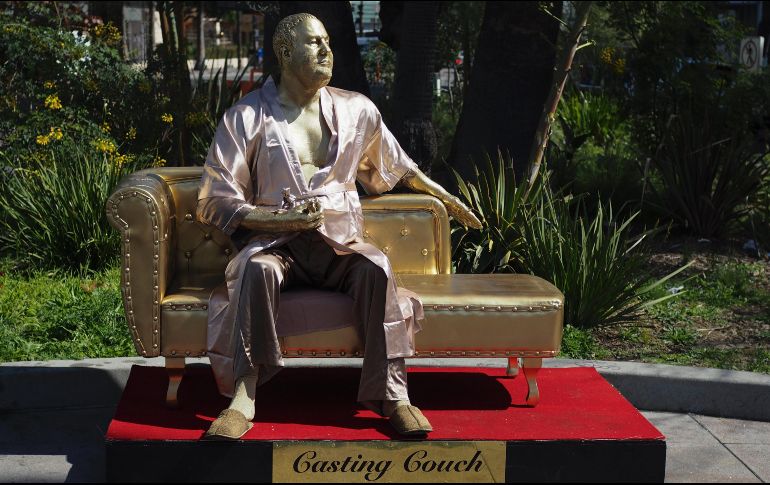 La estatua fue colocada temporalmente cerca del lugar donde se entregarán los Premios de la Academia. EFE / E. García