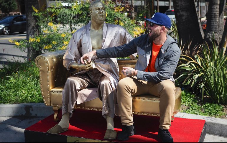 La estatua fue colocada temporalmente cerca del lugar donde se entregarán los Premios de la Academia. EFE / E. García