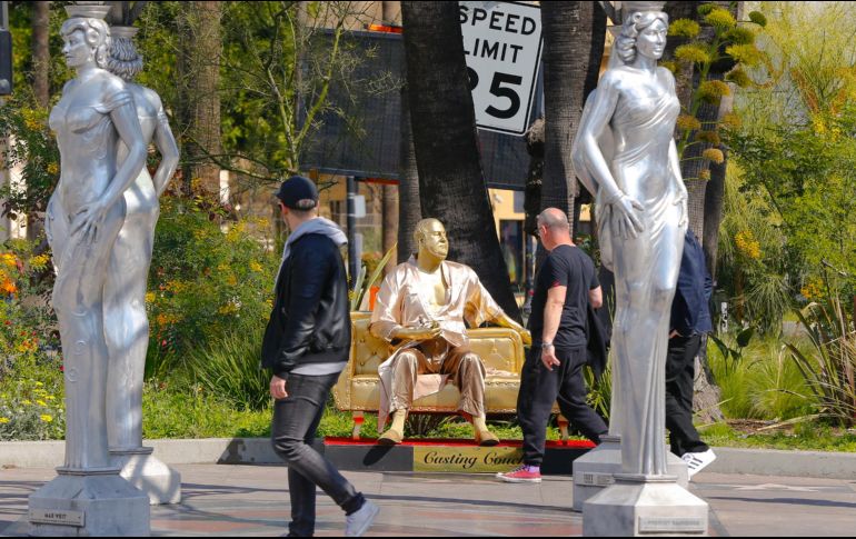 La estatua fue colocada temporalmente cerca del lugar donde se entregarán los Premios de la Academia. AP / D. Dovarganes