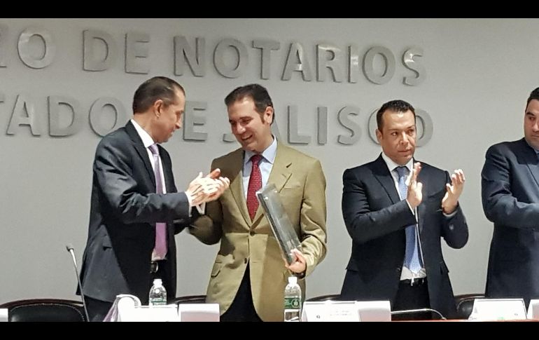 El acuerdo fue suscrito por el consejero presidente del INE, Lorenzo Córdova y Adrián Talamantes Lobato presidente del Colegio. EL INFORMADOR / R. Rivas