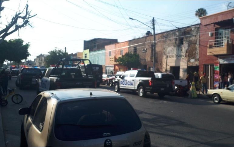 De acuerdo a testimonios recabados por los oficiales, tras escuchar los disparos tres personas escaparon a pie del lugar. ESPECIAL/