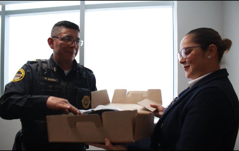 Al oficial se le entregó un par de botas nuevas luego de que experimentara molestias con su clazado y la situación se viralizara. ESPECIAL.