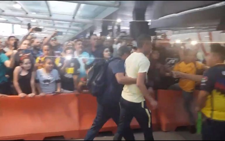 Los jugadores salieron en algunos casos corriendo haciendo caso omiso a los llamados de la gente. EL INFORMADOR / A. Ramírez