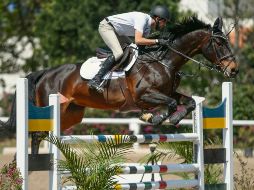 Prueba libre a 1.35 metros. El jinete de la Hípica, José Antonio Vallarta, realiza su recorrido a lomos de “Josephina Z”. EL INFORMADOR/F. Atilano