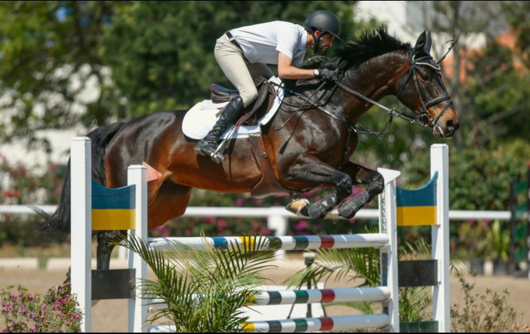 Prueba libre a 1.35 metros. El jinete de la Hípica, José Antonio Vallarta, realiza su recorrido a lomos de “Josephina Z”. EL INFORMADOR/F. Atilano