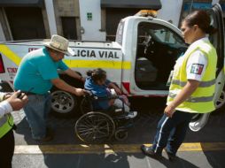 Sin camiones. Unidades de la Policía Vial se utilizaron para trasladar a usuarios del transporte público. EL INFORMADOR/F. Atilano