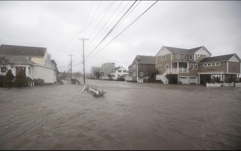 Los vientos de hasta 100 kilómetros por hora y las fuertes lluvias y nevadas, provocan problemas en los transportes y se han cancelado miles de vuelos en los aeropuertos del noreste del país. AFP / S. Eisen