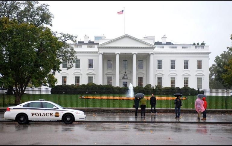 Este es el segundo incidente en la Casa Blanca en 10 días, luego de que una mujer estallara deliberadamente su coche contra una barrera. NOTIMEX / ARCHIVO