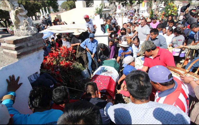 Cerca de 350 personas, entre ellas un grupo de mariachis, acompañaron el cortejo fúnebre. SUN / O. Contreras
