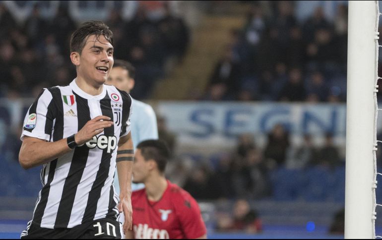 Al argentino Paulo Dybala celebra su tanto, al minuto 93 del partido contra la Lazio. EFE/M. Brambatti