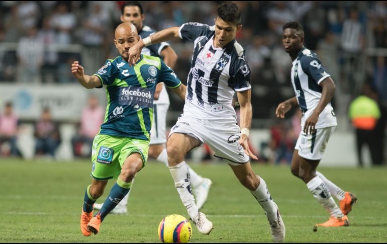 Jesús Molina de Rayados de Monterrey disputa el balón con Francisco Acuña de Puebla. EFE / M. Sierra
