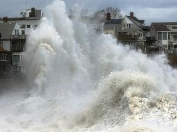Marea alta. Debido a las tormentas, olas gigantescas golpearon las residencias de Massachusetts. AP