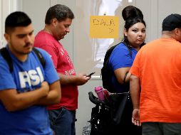 Decenas de jóvenes acudieron al Consulado de México en Dallas para iniciar los trámites de renovación de permisos del DACA. AP