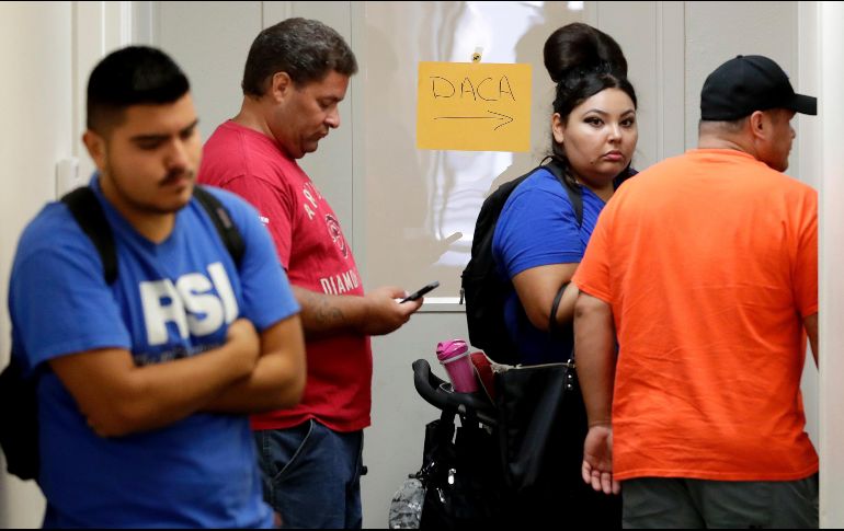 Decenas de jóvenes acudieron al Consulado de México en Dallas para iniciar los trámites de renovación de permisos del DACA. AP