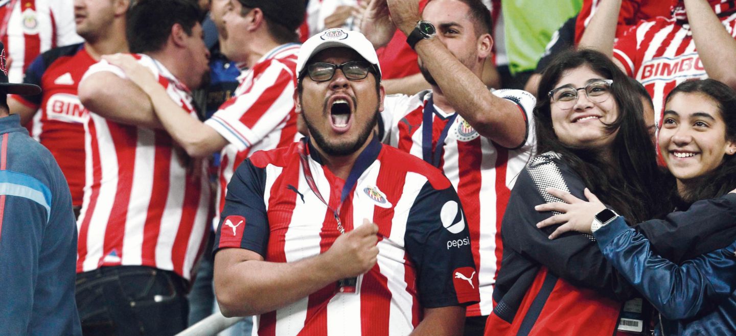 Alegría. Chivas le hizo un regalo a su afición tras anotar el primer gol del Clásico Nacional. EL INFORMADOR/M. Vargas