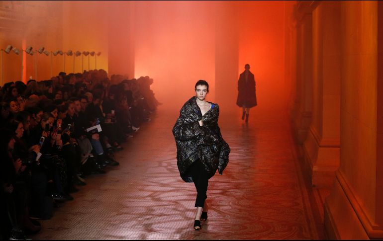 Una modelo desfila en la pasarela de la colección otoño/invierno de Poiret que se presenta en París. AP/K. Zihnioglu