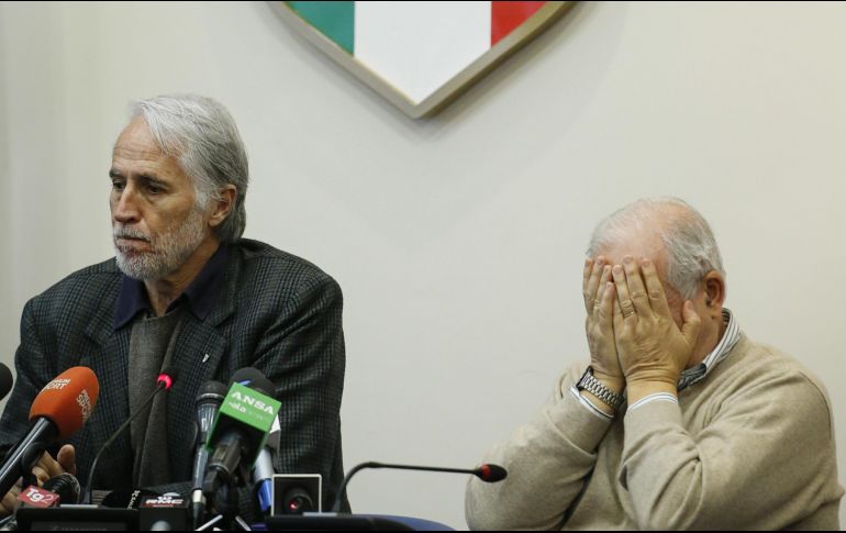 La noticia de la muerte sacudió al futbol italiano. Roberto Fabbricini (d), de la Federación de Futbol italiana, con el comisario de la Serie A, Giovanni Malagó (i), quien anunció la suspensión de los partidos del domingo. EFE/F. Frustaci