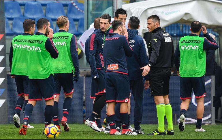 Jugadores del Génova calentaban en la cancha cuando se les informó sobre el deceso de Astori y varios de ellos abandonaron el terreno llorando. AP/ANSA/S. Arveda