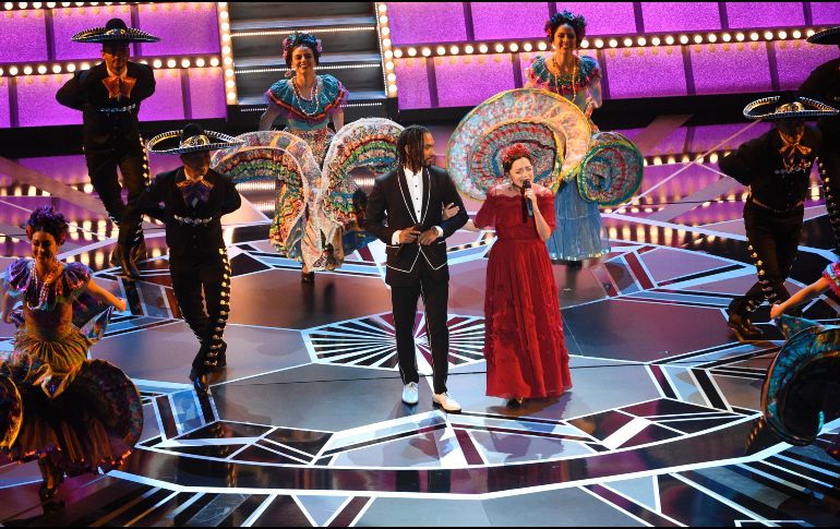 Natalia Lafourcade estuvo acompañada por Miguel Jontel Pimentel. AP. C. Pizzello