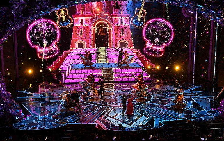 Natalia Lafourcade estuvo acompañada por Miguel Jontel Pimentel. AFP / M. Ralston