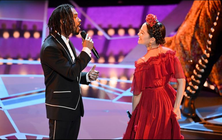 Natalia Lafourcade estuvo acompañada por Miguel Jontel Pimentel. AFP. /K. Winter