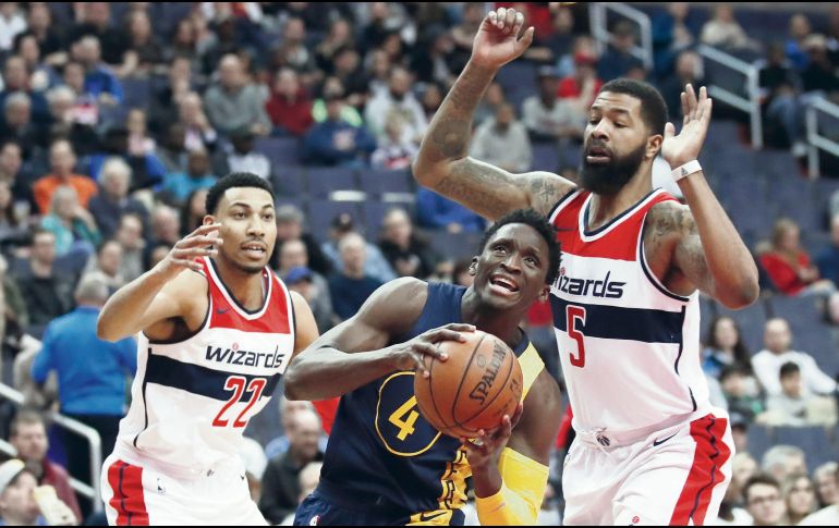 Victor Oladipo (izq.) aportó 33 puntos en la victoria de los Pacers que se pelean el cuarto puesto de la Conferencia Este con los Wizards de Washington. AP/A. Brandon