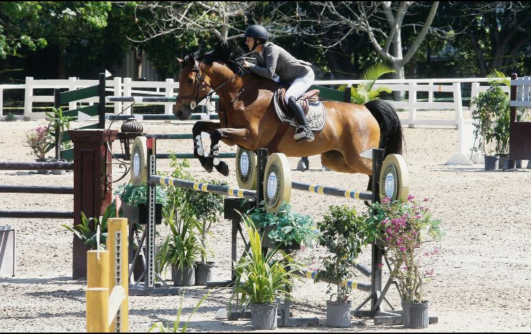 A lomos de “D’Amour”, Kelly Rose conquistó la prueba libre con obstáculos a 1.40 metros de altura. EL INFORMADOR/A. Camacho