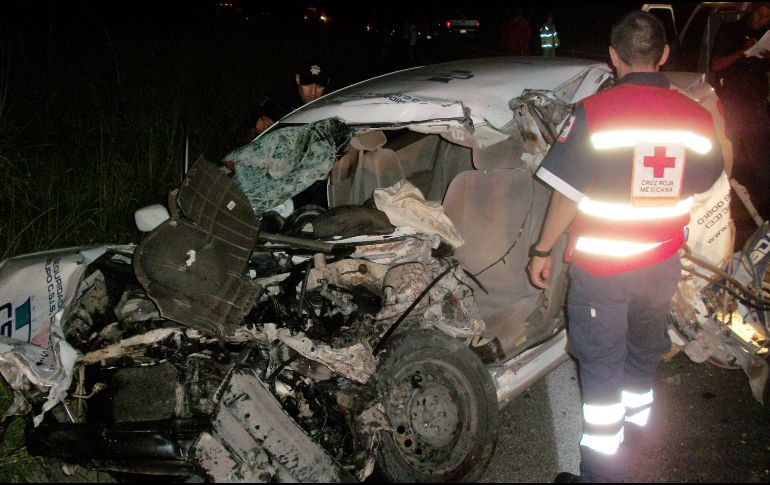 Paramédicos y elementos de Protección civil acudieron al lugar de los hechos, en el kilómetro 273, cerca de la Autopista Siglo XXI. EL INFORMADOR/ARCHIVO