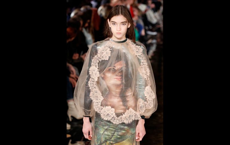 Una modelo muestra diseños de la colección otoño/invierno de Stella McCartney en París. AP/F. Mori