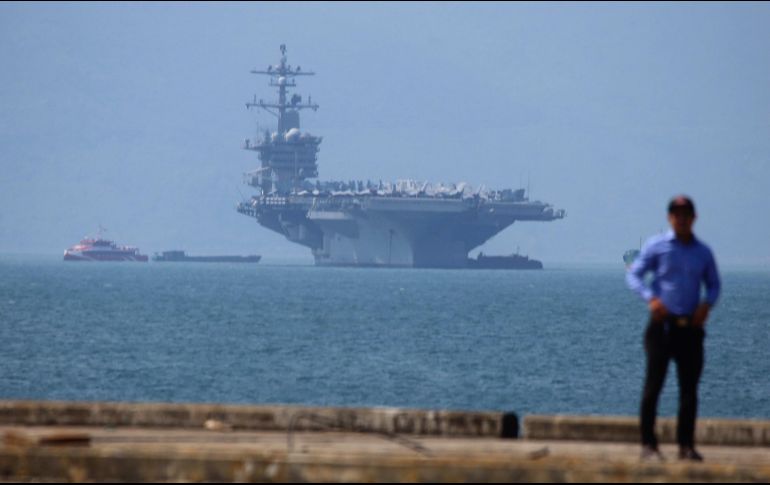 El portaviones nuclear Carl Vinson de Estados Unidos se ve anclado en Danang, Vietnam. La embarcación comenzó hoy una visita histórica, al ser el primero de su tamaño en anclar en un puerto vietnamita desde la guerra entre ambos países. AP/T. Van Minh