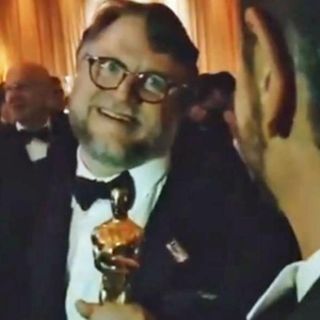 ¿Me vas a llevar mariachi o qué?, le dice Del Toro a Derbez