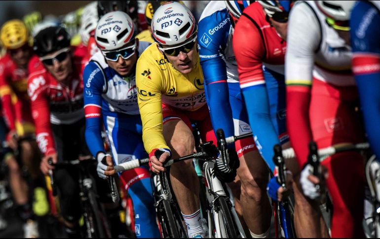El pelotón pasa por la ciudad francesa de Vierzon, en la segunda etapa de la carrera París-Niza. AFP/J. Pachoud