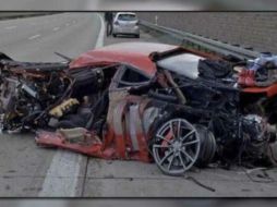 La noche del pasado lunes, en la autopista del Sol, a la altura del puente de Mezcala, el Ferrari se impactó ante el muro de contención, voló al carril contrario. TWITTER/ @AnahiMarquezz