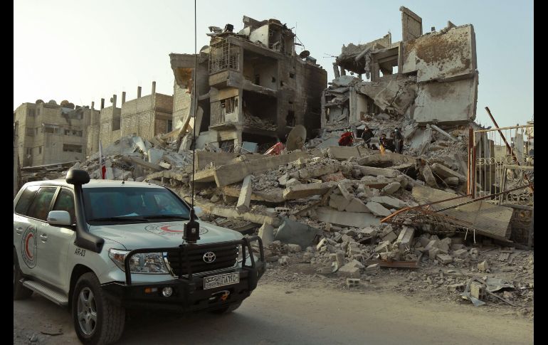 Un convoy de la Media Luna Roja Siria llega a Douma, en Guta Oriental. AFP/H. Al-Ajweh