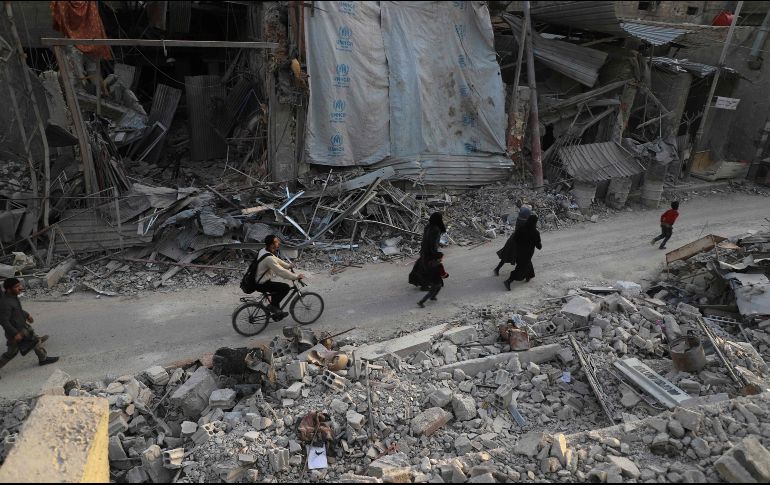 Civiles corren tras el convoy. AFP/A. Almohibany