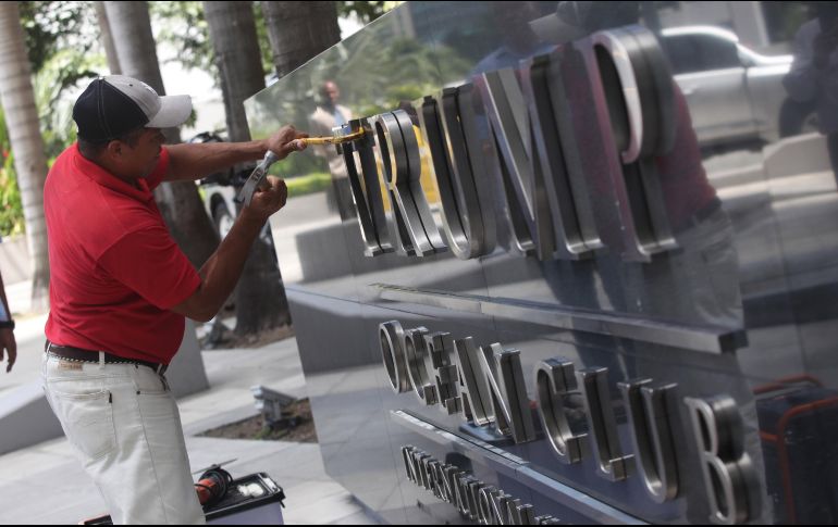 Un trabajador retira el letrero del Trump Ocean Club en Ciudad de Panamá. Un juzgado panameño ordenó hoy la expulsión de la Organización Trump de la administración del lujoso hotel tras una larga disputa comercial. EFE/B. Velasco