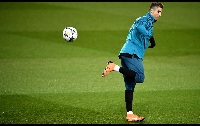 Cristiano Ronaldo, del Real Madrid, controla el balón durante un entrenamiento en París, en la víspera del partido de la Liga de Campeones ante el París Saint Germain. AFP/F. Fife