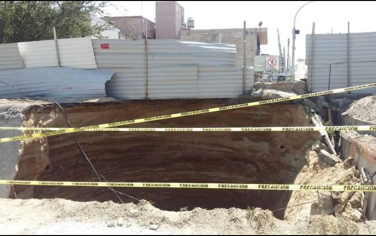 El Siteur presume que el hoyanco se produjo desde hace tiempo en el subsuelo y sólo se encontraba cubierto por una capa superficial de asfalto. ESPECIAL /Siteur