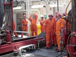 Las plazas que son ofrecidas van desde maniobristas hasta cabos de soldadores y tuberos. NOTIMEX/Archivo