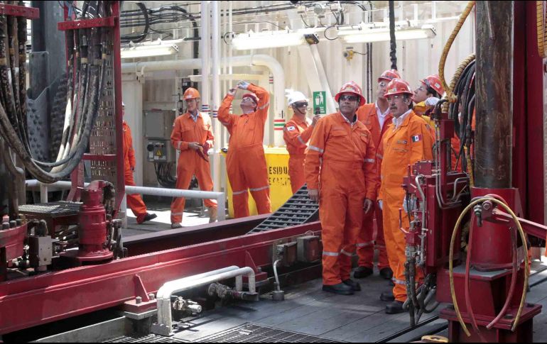 Las plazas que son ofrecidas van desde maniobristas hasta cabos de soldadores y tuberos. NOTIMEX/Archivo