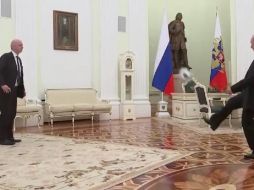 Putin aparece en un salón del Kremlin, donde lanza unos pases con el balón a Infantino, que se los devuelve. ESPECIAL