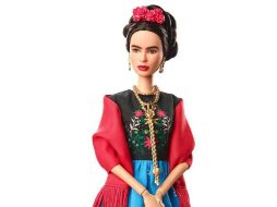 El juguete tendrá un tocado especial, aretes y ropa inspirada en la pintora, mientras que su rostro luce afilado. ESPECIAL/ Mattel