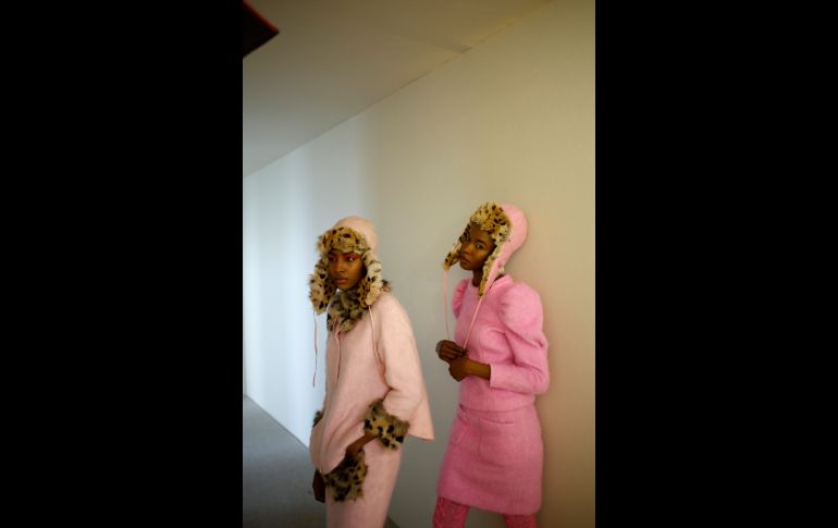 Modelos esperan tras bastidores previo al desfile de la colección otoño/invierno de Shimada, presentada en la capital francesa. AP/T. Camus
