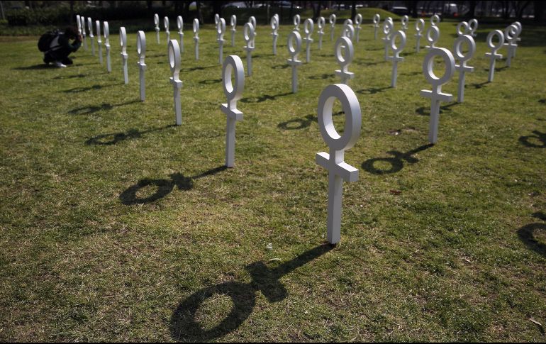 Una instalación de ONU Mujeres en Ciudad de México, presentada hoy para denunciar la crudeza de los feminicidios en México. EFE/S. Gutierrez
