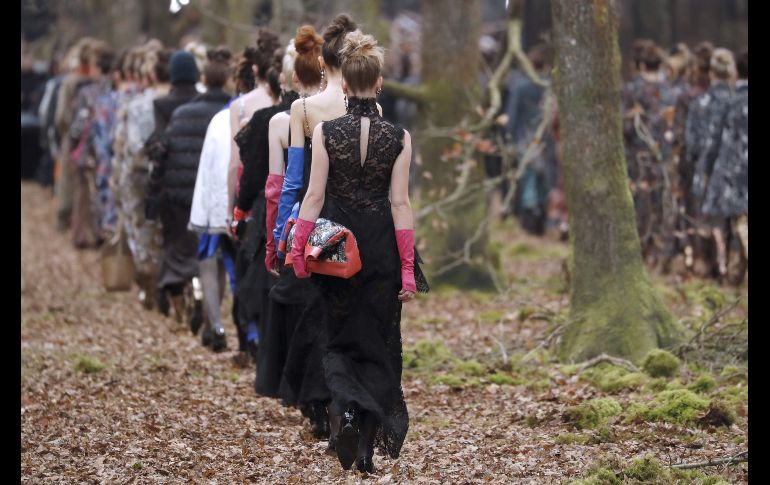 También se vieron una serie de vestidos negros de corte años 20, combinado con accesorios flúor, como guantes rosa fucsia y maxibolsos.