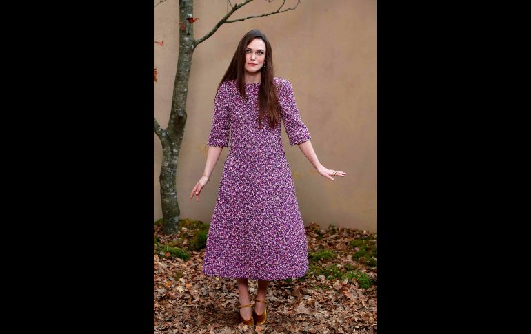 La actriz Keira Knightley posa previo al desfile.
