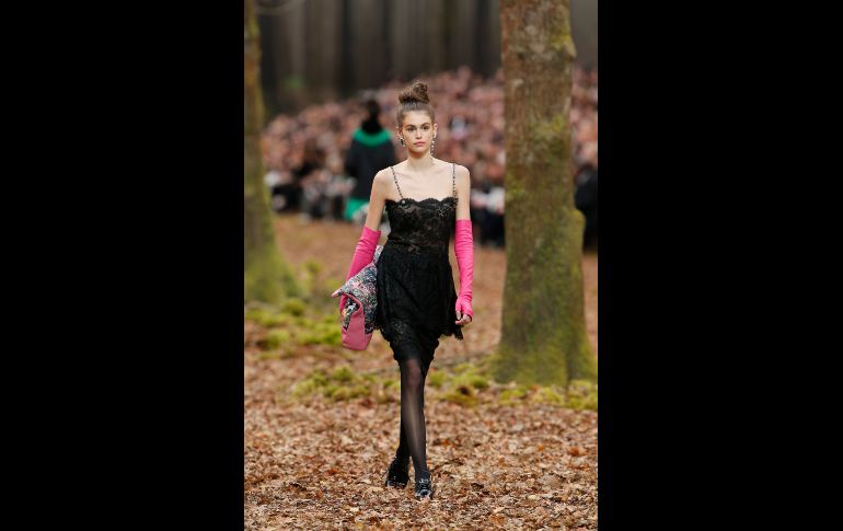 La modelo Kaia Gerber. La casa apostó por los zapatos estilo 'oxford', en negro charol, y una serie de botas mosqueteras con puntera en dorado desgastado.