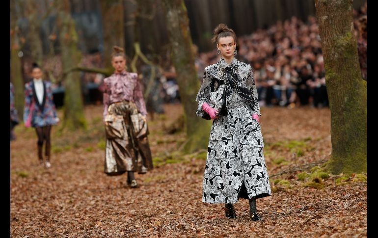 Chanel presentó en París su colección más otoñal, rica en estampados vegetales que se funden en un bosque de árboles desnudos.